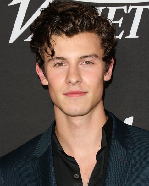 Image Shawn Mendes Long Hair, Cole Sprouse Haircut, Shawn Mendes Hair, Charles Melton, Shawn Mendes Tour, Romantic Life, Shawn Mendes Imagines, Natural Curly Hair, Cool Mens Haircuts