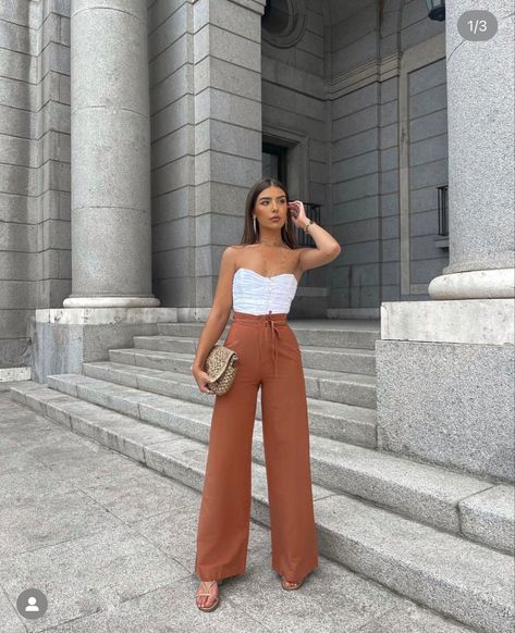 Brown pants with white corset. Gold jewelry. Daytime look. European Flowy Wide Leg Pants, Zara Jumpsuit, Cropped Wide Leg Jeans, High Waist Wide Leg Pants, Linen Blend Pants, Pants Brown, Wide Leg Cropped Pants, Cooler Look, Wide Leg Linen Pants