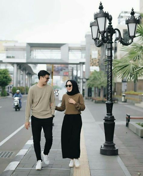 Konsep Prewedding Outdoor Hijab, Prawedding Konsep Outdoor Casual, Casual Prewedding Outdoor, Prewedding Outfit Ideas Casual, Street Prewedding Photo Ideas, Foto Prewedding Casual, Prewedding Ideas Casual Hijab, Prewedding Outfit Ideas, Street Prewedding