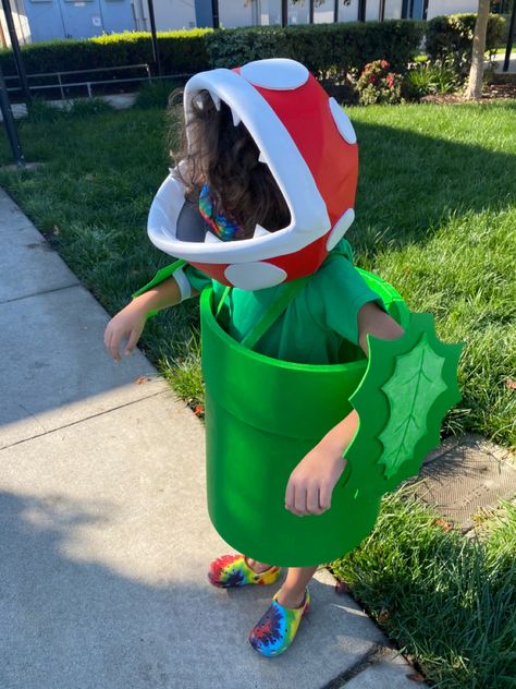 Homemade halloween costume. Diy piranha plant from Mario video game Toadstool Costume Mario, Question Mark Box Mario Costume, Mario Theme Halloween Costume, Mario Custome Halloween, Mario Gumba Costume, Pirana Plant Costume, Easy Yoshi Costume, Super Mario Bros Costumes Women, Mario Venus Fly Trap Costume