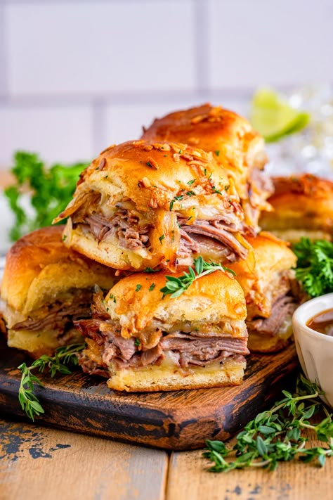 French Dip Sliders, Sandwich Wrap, Country Cook, The Country Cook, French Dip, Slider Recipes, Country Cooking, Appetizers Easy, Dinner Time