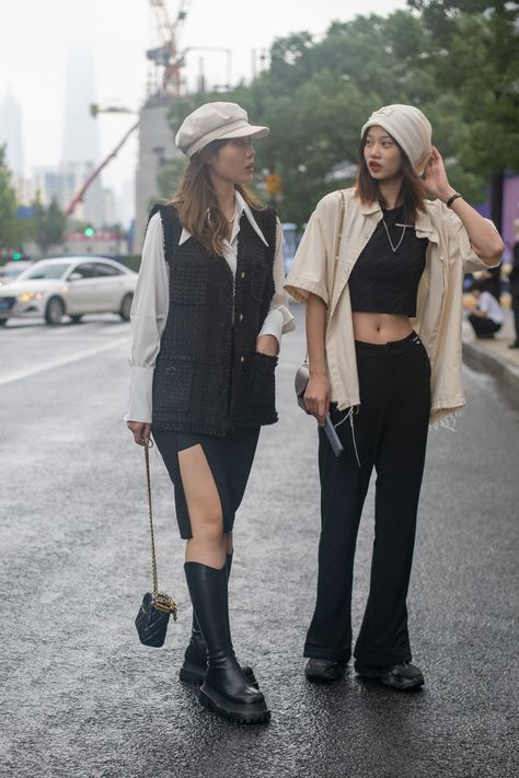 Duos do it best. Tokyo Street Style 2023, Tokyo Street Fashion Women, 80s Women Fashion, Japanese Outfits Street Style Tokyo Fashion, Tokyo Outfits Japanese Street Styles, Japan Street Style Women, Asia Street Style, Shanghai Street Style, Japanese Streetwear Women