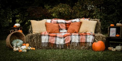 Fall Family Photos Backdrop, Outdoor Fall Photo Booth Ideas, Fall Selfie Station Ideas, Hay Bale Couch Photoshoot, Halloween Fall Photo Backdrop, Fall Family Photo Prop Ideas, Hay Bale Photo Shoot, Fall Photoshoot Decor Ideas, Fall Photo Shoot Backdrop