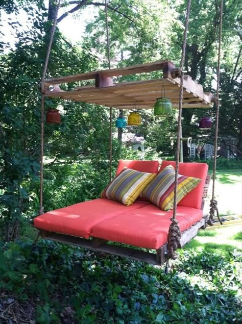 Schönes Schaukelbett für den Garten selbst gebaut aus Palletten. Ein tolle Palletten DIY Idee. Einfach klasse diese Schaukel Liege. Pallet Lounger, Sofa Pouf, Koti Diy, Pallet Lounge, Swing Bed, Pallet Outdoor, Bed Swing, Pallets Garden, Pallet Crafts