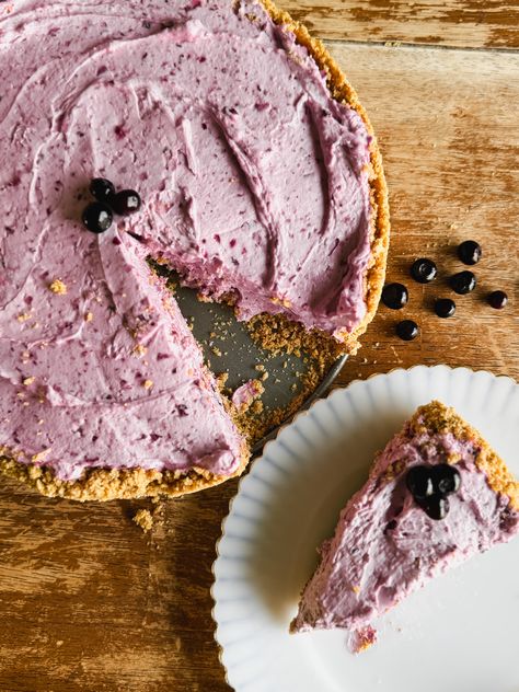 Huckleberry No Bake Cheesecake Huckleberry Desserts, Huckleberry Cheesecake, Huckleberry Recipes, Best No Bake Cheesecake, Huckleberry Pie, Berry Cheesecake, Simple Dessert, Baked Cheesecake Recipe, Bake Cheesecake