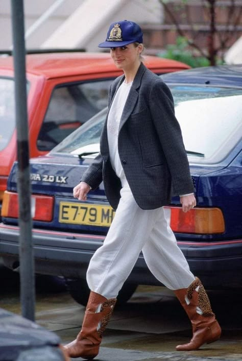 Boots And Sweatpants, Running Errands Outfit, Outfit Hiking, Princess Diana Fashion, Best Casual Outfits, Camilla Parker Bowles, Diana Fashion, Princes Diana, Clarence House