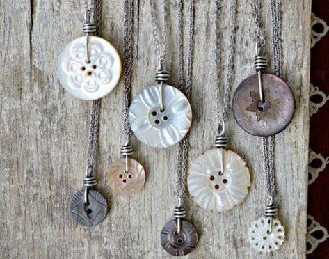 Diy Jewelry Pendants, Diy Jewelry Making Tutorials, Diy Jewelry To Sell, Jewerly Making, Antique Buttons, Button Jewelry, Button Crafts, Jewelry Making Tutorials, How To Make Necklaces