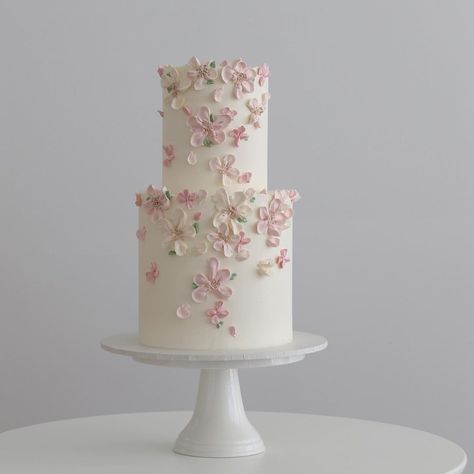 Zoë Clark Cakes’s Instagram profile post: “Pretty piped buttercream petals to match the soft pink tones of the wedding florals. . #pipedbuttercreamflowers #buttercreamcakes…” Spring Floral Cake, Piped Floral Wedding Cake, Floral Baby Shower Cake, White Cake With Pastel Flowers, Buttercream Petal Cake, Butter Cream Floral Cakes, Pink Buttercream Flower Cake, Baby In Bloom Cake, Simple Baby Shower Cake