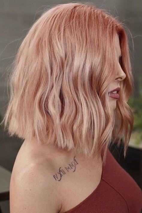 This trendy color is perfect for adding a touch of luxury to any outfit. Dusty Peach Hair, Blonde Pink Balayage, Rose Gold Hair Color Ideas, Gold Hair Color Ideas, Mommy Hair, Dark Strawberry Blonde Hair, Rose Blonde Hair, Rose Gold Hair Color, Gold Hair Color