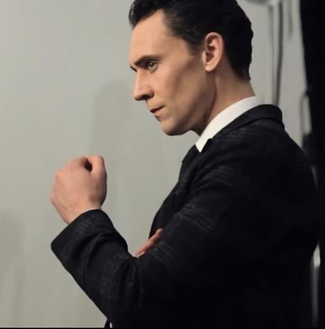 Loki Side Profile, Jonathan Pine, Loki Tv, Loki Avengers, Clear Skin Face, Thomas William Hiddleston, British Boys, Slick Hairstyles, Loki Marvel