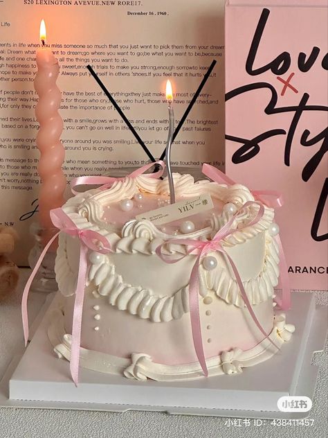 Cute Simple Birthday Cakes, Cute Cakes Aesthetic, Cake Birthday Korea Simple Pink, Aesthetic Cake Ideas, Birthday Cake Simple, Birthday Decoration Ideas At Home, Bolo Vintage, Small Birthday Cakes, Aesthetic Cake