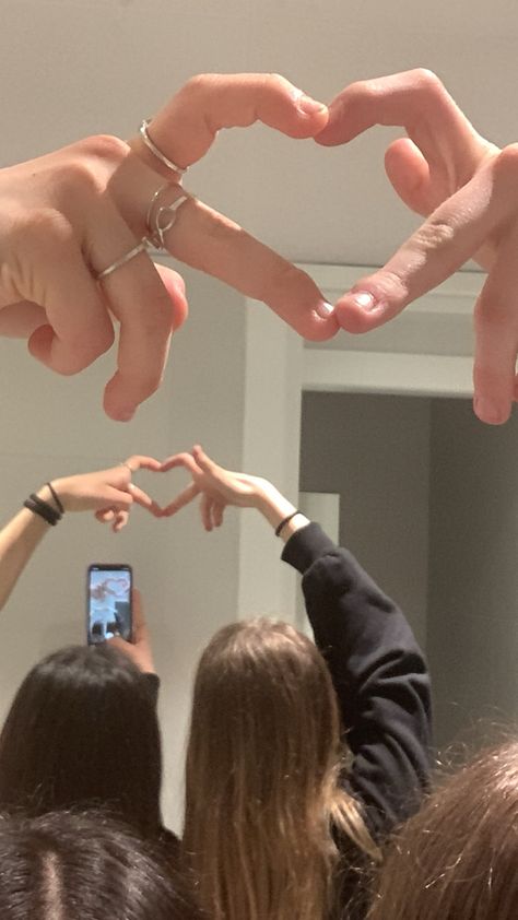 Mirror Heart Selfie, 2 Bestie Photo Ideas, Bestie Mirror Pics No Face, Heart Selfie Pose, Mirror Selfie Pose With Bestie, Mirror Selfie Aesthetic With Friend, Mirror Selfie Ideas With Bestie, 2 Person Mirror Selfie, Mirror Selfie Poses For 2 Friends