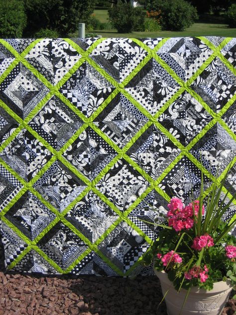 Rett's Black & White Stringer - Explored | Inspiration recei… | Flickr Black And White Quilts, Two Color Quilts, Quilt Modernen, Scrappy Quilt Patterns, String Quilts, Quilt Care, Scrap Quilt Patterns, Jellyroll Quilts, Red Quilts