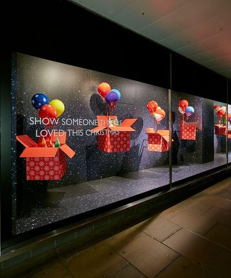 Store Display Window, Christmas Shop Displays, Valentines Window Display, Spring Window Display, Christmas Shop Window, Deco Orange, Holiday Window Display, Window Display Retail, Window Display Ideas