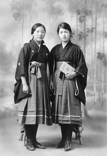 Japanese Traditional Clothing, Taisho Era, Modern Kimono, Japan History, Japanese History, Japan Culture, Period Outfit, Japanese Outfits, Vintage Japan