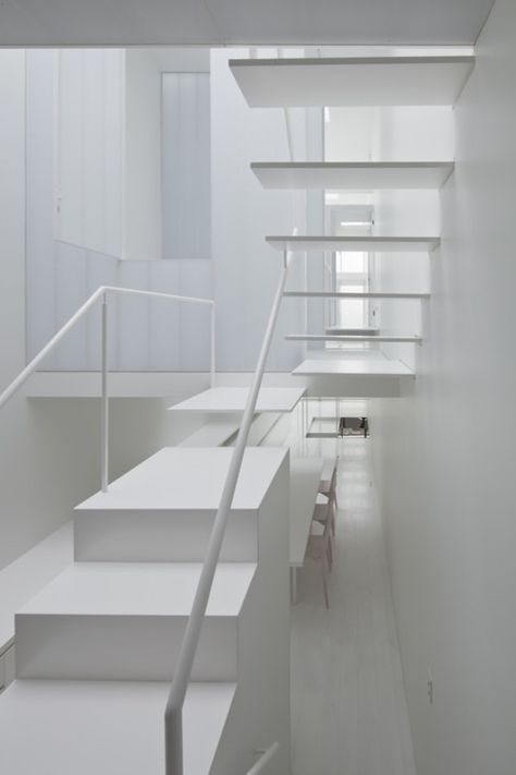 house kozuki ~ makiko tsukada architects Interior Stairs, Modern Staircase, House Stairs, Space Architecture, Interior Architect, Staircase Design, Stairs Design, Minimal Art, White Interior