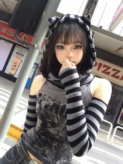 Cat Clothes For Women, Cat Ears Outfit, Cat Outfits Women, Cat Inspired Outfits, Cozy Poses, Japanese Style Aesthetic, Cropped Hoodie Design, Omg Face, Vintage Punk Fashion