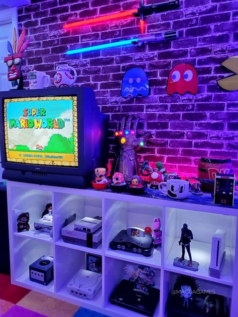 Game Room / Office Ideas, Retro Video Game Room Ideas, Gamer Home Decor, Small Arcade Room Ideas, Kallax Game Room, Arcade Aesthetic Room, Tiny Game Room Ideas, Game Room Small Space, Retro Gaming Bedroom