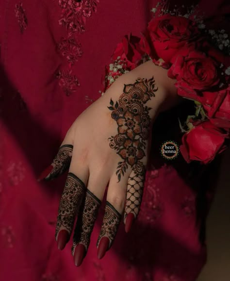 Decent Mehndi Designs For Eid, Bridal Mehndi Simple, Finger Mehndi Design, Mehendi Bridal, Design Mehendi, Mehndi Bridal, Beautiful Simple Mehndi Design, Easy Mehndi Designs, Hand Mehendi