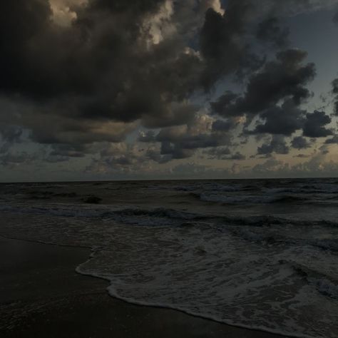 Dark Beach, Ocean At Night, Beach At Night, Dark Paradise, Night Vibes, Pretty Sky, Night Aesthetic, Beach Aesthetic, Nature Aesthetic