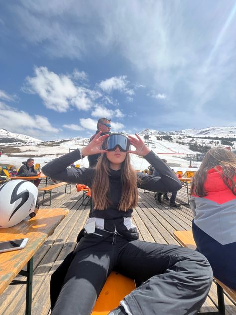 #marianaalucco #napapjiri #baqueira #ski #skitrip #slopes #food #spain #europeselfie #bestie #skiingwfriends Ski Friends Pictures, Ski Pictures Ideas Friends, Skiing Pics With Friends, Cute Ski Pictures, Ski Poses, Ski Photo Ideas, Ski Instagram Pictures, School Ski Trip, Ski Pictures Ideas