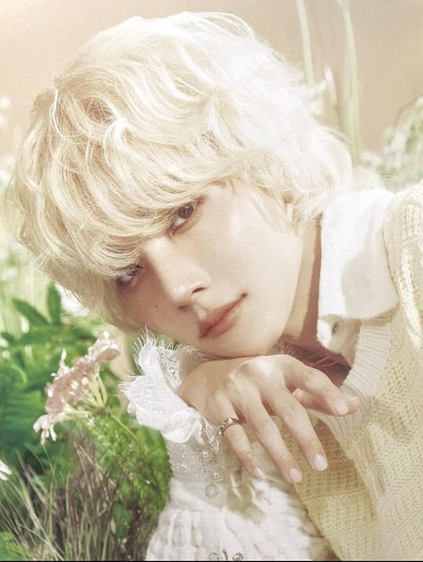 Jeonghan Portrait, Jeonghan Blonde, Jeonghan Angel, Jeonghan Aesthetic, College Hairstyles, Male Idols, Yoon Jeonghan, Joshua Seventeen, Aesthetic People