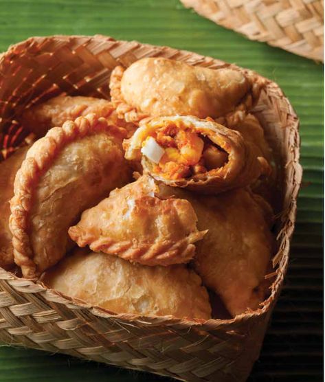 Curry Puff Photography, Philippines Snacks, Dessert Empanadas Recipe, Curry Puff Recipe, Curry Puffs, Curry Puff, Malaysian Dessert, Malay Food, Malaysian Cuisine