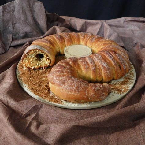 Show your love for Frank Herbert's sci-fi classic Dune with this delicious-looking bread recipe. Garam Masala Spice, Cinnamon Bread Recipe, Bread Kitchen, Spice Bread, Geek Food, Holiday Bread, Frank Herbert, Cinnamon Bread, Culinary Skills