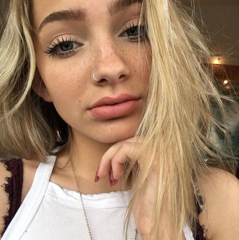 Pinterest: Brunettetwin98 Instagram: jennykwhite Spiderbite Piercings, Orr Piercing, Piercing Bouche, Piercing Face, Piercing Nostril, Cute Nose Piercings, Nose Piercing Hoop, Cute Nose, Hairstyle Curly