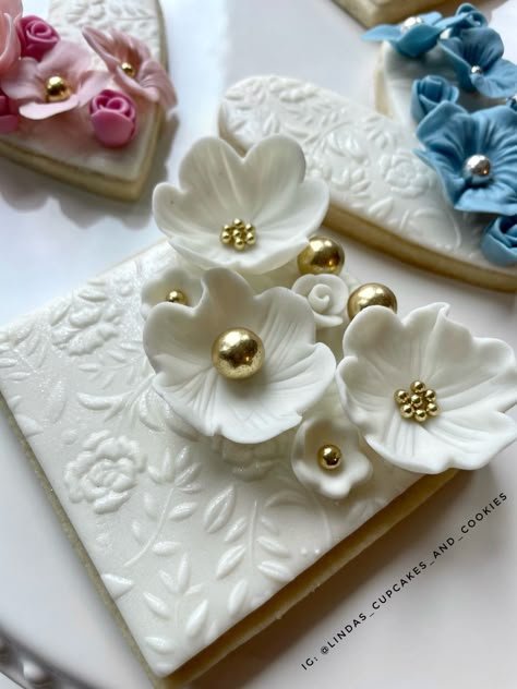 Fondant Lemon Slices, Wedding Cookies Fondant, Fondant Cookies Ideas, Cookie Recipe For Embossed Rolling Pin, Fondant Sugar Cookies, Chocolate Party Favors, Elegant Cookies, Flower Sugar Cookies, Anniversary Cookies