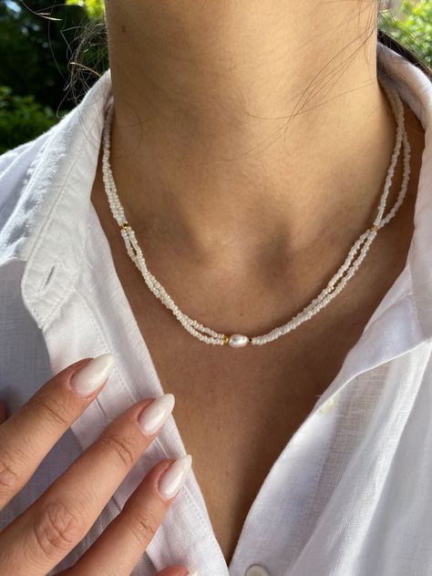 Elegant Beaded Necklaces, Pearl Necklace Aesthetic, Aesthetic Natural, Diy Bracelets Tutorials, Real Pearl Necklace, Pearl Necklace Designs, Beaded Jewels, Necklace Bridal, Mother Of Pearl Necklace