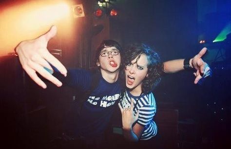 Sid and Michelle from Skins UK aka Mike Bailey and April Pearson Skins Generation 1, Skins Vibes, Skins Aesthetic, Mike Bailey, Cassie Skins, Skin Aesthetics, Skins Uk, Gen 1, Best Tv Shows