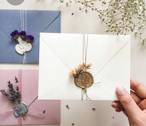 Wax Stamp Ideas Wedding, Wax Stamp Ideas, Envelope With Wax Seal, Wax Envelope Seal, Envelope Wax Seal, Flower Wax Seal, Letter Seal, Envelope Wedding, Gifts Wrapping Diy