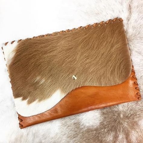 Formal Clutches, Purse Inspiration, Cowhide Clutch, Best Leather Wallet, Cowhide Purse, Making Bags, Trendy Purses, Vintage Leather Handbag, Girls Party Wear