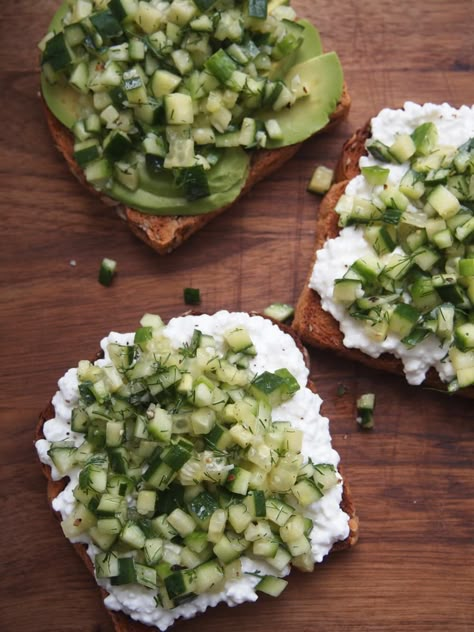 Healthy Toasts Lunch, Cottage Cheese And Cucumber Toast, Healthy Snacks Baked, Cottage Cheese And Sausage, Cottage Cheese Cucumber Toast, Cucumber Toast Recipe, Cottage Cheese Veggies, Oatmeal And Cottage Cheese, Cucumber Cottage Cheese Toast