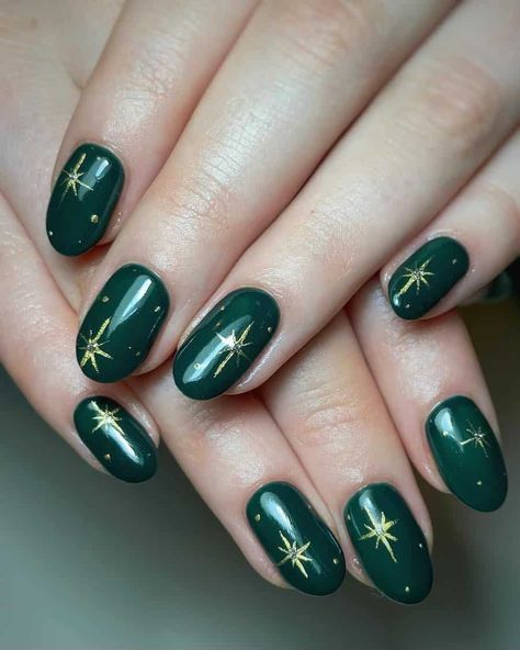 Nail Green Gold, Dark Green And Gold Nails Short, Holiday Nails Green And Gold, Green And Gold Nail Designs Short, Green And Gold Winter Nails, Green And Gold Leaf Nails, Short Green And Gold Nails, Green And Gold Holiday Nails, Gold And Green Christmas Nails