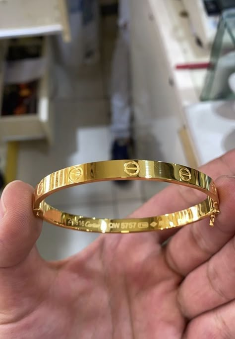 Gold Cartier Bracelet, Man Gold Bracelet Design, Unique Gold Jewelry Designs, Gold Bracelet Simple, Gold Bangles For Women, Modern Gold Jewelry, Expensive Jewelry Luxury, Fancy Jewellery Designs, Gold Jewelry Stores