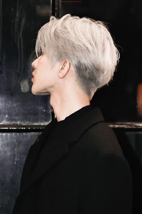 Kpop Hairstyle Male, Silver Hair Boy, Silver Ash Hair, Silver Hair Men, Hair Turning White, White Hair Men, Short White Hair, Blue Ombre Hair, White Hair Color