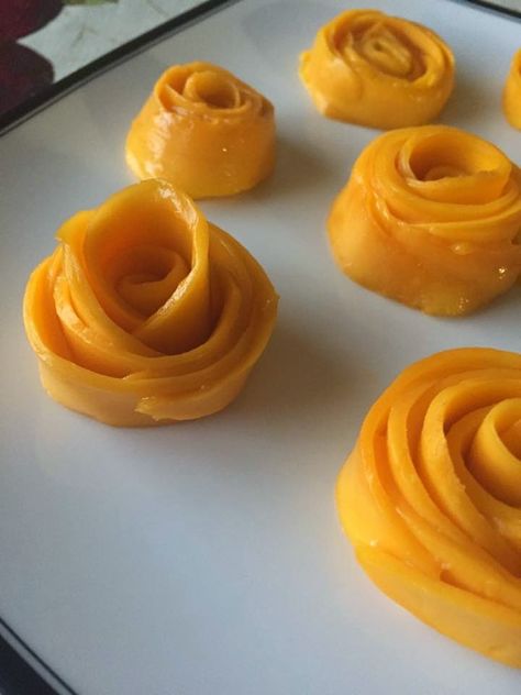 Mango Flower How To Make, Mango Decoration Ideas, Mango Garnish, Rose Shaped Food, Cheesecake Design, Mango Flower, Fruit Platter Designs, Edible Roses, Mango Cake