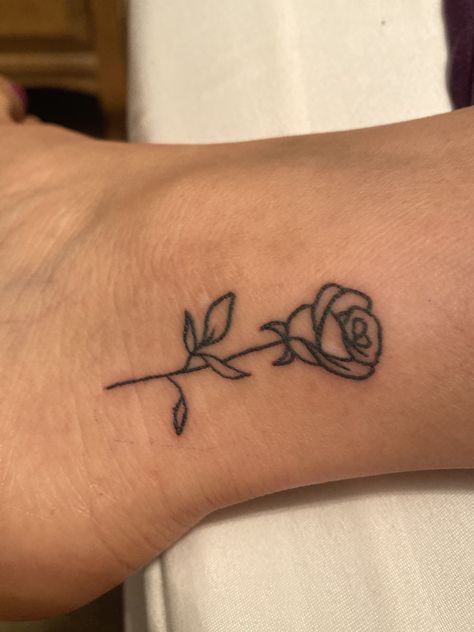 Ankel Tattoos Women Rose, Small Rose Tattoo On Wrist Simple, Rose On Ankle Tattoo, Cute Rose Tattoos For Women, Small Rose Tattoo Ankle, Rose Ankle Tattoos For Women, Small Rose Tattoo Men, Small Tattoo Rose, Rose Tattoo Minimalist