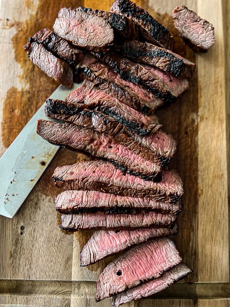 Sliced Grilled Sirloin Steak on cutting board Flap Meat, Denver Steak, Steak Doneness, Smoked Chuck Roast, Brisket Recipes Smoked, London Broil Recipes, Steak Spice, Chuck Roast Recipes, Ground Beef And Potatoes