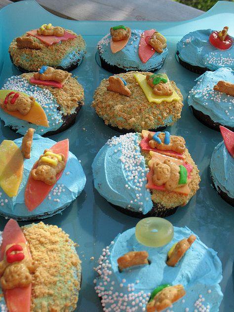 For our winter "beach party". Travel Cupcakes, Cupcake Wars Ideas, Beach Theme Cupcakes, Beach Cupcakes, Donut Decorating Ideas, Fishing Cupcakes, Summer Cupcakes, Halloween Breakfast, Fun Cupcake Recipes