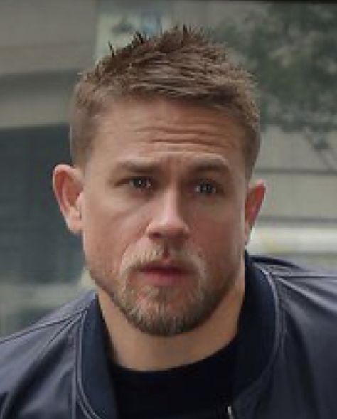 Charlie Hunnam Haircut, Widows Peak Hairstyles, Classic Mens Haircut, Older Mens Hairstyles, Chic Short Haircuts, Men's Short Hair, Mens Haircuts Short, Blonde Guys, Charlie Hunnam