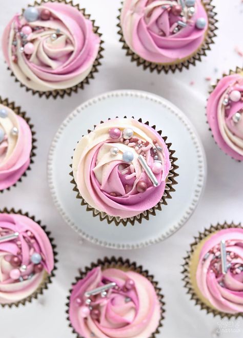 Valentine Cupcakes, Cupcake Project, Elegant Cupcakes, Decorated Cupcakes, Valentines Baking, Cupcake Decor, Sprinkle Cupcakes, Pink Food, Valentine Day Cupcakes