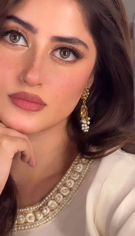 Makeup For Pakistani Wedding, Pakistani Girl Makeup, Pakistani Make Up Look, Pakistani Look Makeup, Makeup Looks For Pakistani Wedding, Indian Simple Makeup Looks, White Suit Makeup Look Indian, Simple Pakistani Makeup, Makeup For Wedding Indian