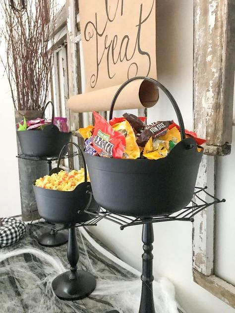 Bar Halloween Decor, Halloween Candy Ideas, Halloween Candy Buffet, Halloween Party Candy, Diy Halloween Candy, Candy Giveaway, Halloween Entryway, Halloween Candy Bar, Spooky Candy