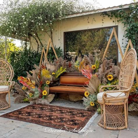 Couple Seating, Wedding Sofa, Asian Wedding Decor, Mehendi Decor Ideas, Haldi Decor, Mehendi Decor, Wedding Background Decoration, Classic Wedding Decorations, Mandap Decor