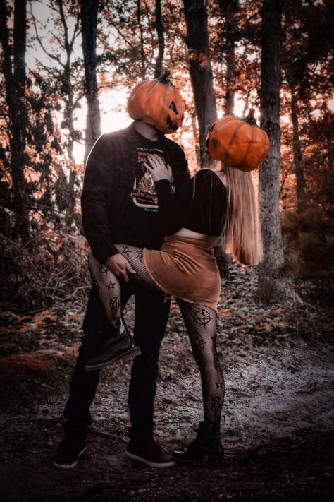 Halloween Photoshoot Ideas For Couples, Family Photo Halloween, Pumpkin Head Costume Couple, Halloween Family Photoshoot Pumpkin Head, Halloween Pumpkin Head Photoshoot Couple, Cute Pumpkin Head Photoshoot, Pumpkin Head Photoshoot Poses, Pumpkin Pictures Couple, Creepy Couples Photoshoot