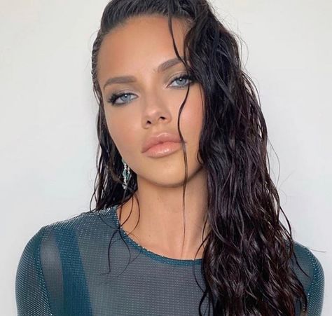 Adriana Lima Makeup, Wet Look Hair, Wet Style, Glossy Makeup, Beauty People, Peinados Fáciles Para Cabello Corto, Hairstyle Look, Wet Look, Adriana Lima