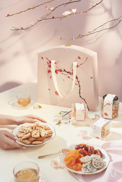 Aesthetic Still Life Photography, Aesthetic Still Life, Packaging Aesthetic, Lunar New Year Gift, New Year's Drinks, Chinese Cake, Chinese New Year Food, Tet Holiday, Pink Cafe